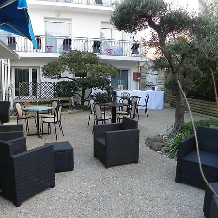 Hotel Colinette 2* Сен-Жорж-де-Дидон